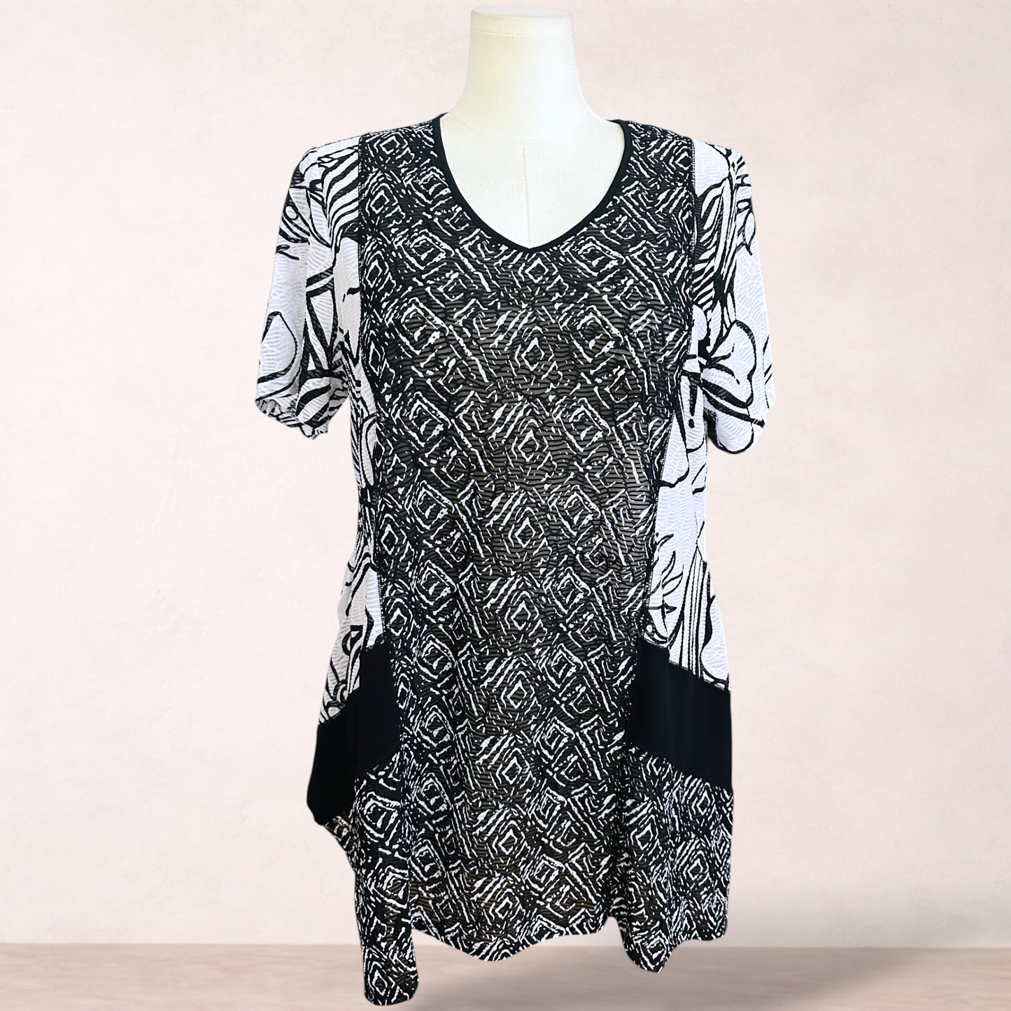 Taking Shape Black & White Tunic Top | Plus Size S 16/18